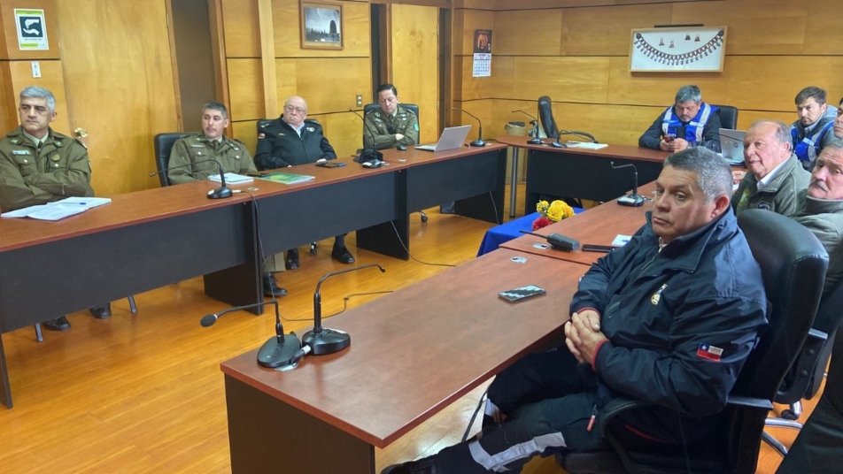 Bomberos participan de Comité de Emergencia en Pucón por alerta amarilla del volcán Villarrica